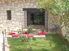 Classy Apartment in La Turbie with Fenced Garden, hotel con estacionamiento en La Turbie