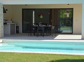 Modern villa with private pool in Malauc n, מלון במאלוסן