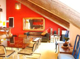 Attic Hostel Torino, hotell i Torino