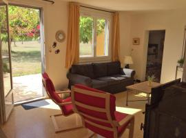 Spacious holiday home with swimming pool, hotel in Villecroze