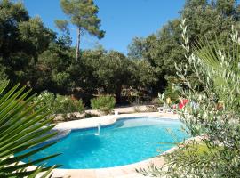 Modern Villa in Gar oult with Private Pool, hotel with parking in La Roquebrussanne