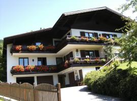 Ferienwohnung Rettenegger: Abtenau şehrinde bir otel