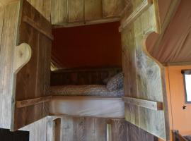 Glamping Aan de Vleterbeke โรงแรมที่มีที่จอดรถในOostvleteren