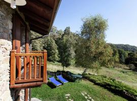 Apartment in Netro with Balcony and Views, hotel v destinaci Netro