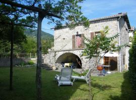 Cosy holiday home on the river Le Lignon, holiday home in La Souche