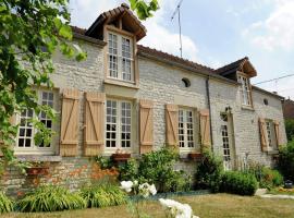 Country cottage with enclosed garden in Bligny, cottage in Bligny