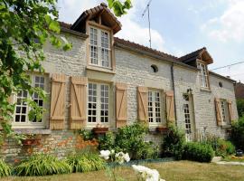 Country cottage with enclosed garden in Bligny, biệt thự ở Bligny