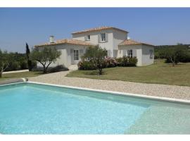 Luxury villa with private pool near Uz s, hotell med parkeringsplass i Flaux