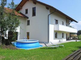 Holiday flat with swimming pool in Prackenbach، شقة في فيشتاخ