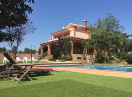 Villa Merce, hotel con piscina a Botarell