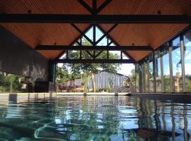 Domaine du Grenier, hotel with pools in Yffiniac