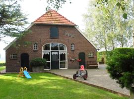 Detached farmhouse with play loft, casa vacanze a Neede