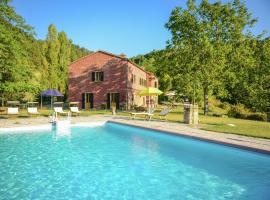 Villa with swimming pool and panoramic view of the Apennines, отель в городе Tredozio
