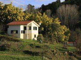 Detached holiday home with shared pool and views, hotel in Covas