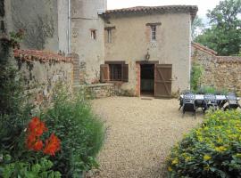 Magnificent holiday home with pool, vila v mestu Saint-Paul-du-Bois