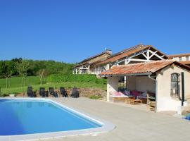 Spacious cottage in Roussines with heated pool, holiday home in Roussines