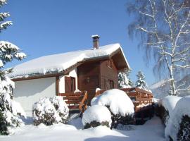 Comfy chalet with dishwasher, in the High Vosges: Le Ménil şehrinde bir otel