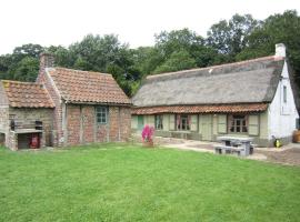 authentic farm house with trampoline, Ferienhaus in Poperinge