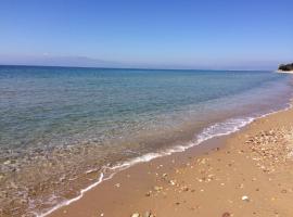 Front Beach House, hôtel à Skala Kallirakhis