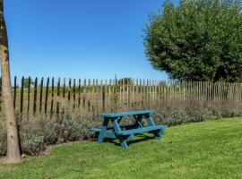 Farmhouse Vleteren with Garden & BBQ, hotel v destinaci Oostvleteren