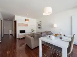 LovelyStay - Casas Brancas - Modern Apartment with Balcony & free private parking