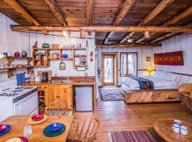 Taos Goji Farm & Eco-Lodge Retreat, hotel met parkeren in Arroyo Seco