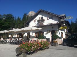 Hotel Fiames, hotel v mestu Cortina dʼAmpezzo