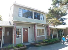 Pine Acres Lodge, villa in Pacific Grove