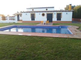 Casa Rural Viña Chica, hotel with pools in Dos Hermanas