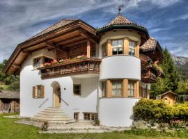 Alexander Mountain-Lodge, holiday home in San Vigilio Di Marebbe