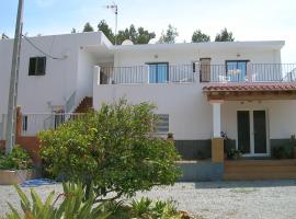 Pensión Las Tres Golondrinas, guest house in Es Figueral Beach