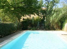 Mas Blauvac avec piscine, Entre Uzes Pont du Gard, hotel com estacionamento em Vers Pont du Gard