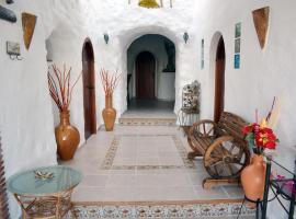 Casas Cueva con piscina y barbacoa, מלון בFontanar