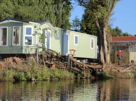 Marshlands Lakeside Nature Retreat, cheap hotel in Barton upon Humber