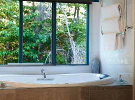 Ashwood Cottages, villa in Bright