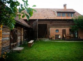 Barn guesthouse / Csűr vendégház, guest house in Delniţa