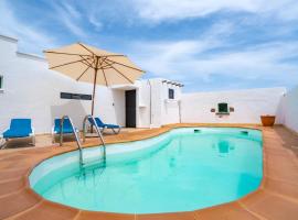 Villa with amazing views, jacuzzi and private pool, feriebolig i San Bartolomé