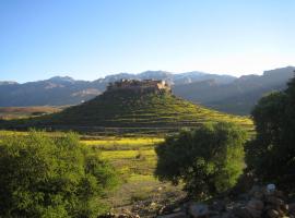 Tizourgane Kasbah, guest house in Tiguissas