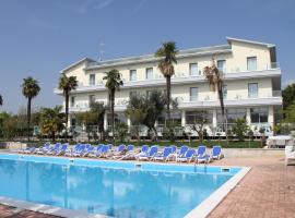 Front Lake Hotel Villa Paradiso Suite, hotel a Moniga