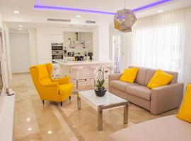 Luxury 100 sq.m. sea view apartment, хотел в Беналмадена
