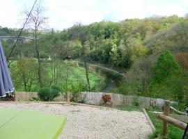 O Bois Dormant- Studio Vue Rance River et viaduc de DINAN, alojamento para férias em Lanvallay