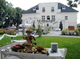 Kaštiel Čereňany Reštaurácia Afrodita, hotel v destinaci Čereňany