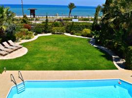 Latchi Beach Front Villa - Private Heated Pool - Amazing Uninterrupted Sea Views, villa em Polis Chrysochous