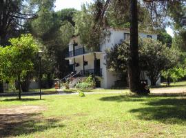 Strophilia Apartments, hotel sa Koukounaries