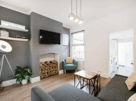 Cambridge House - Modern 2 Bedroom House, Close to Luton Airport & Town Centre, hotel din Luton