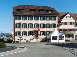 Hotel-Restaurant Weisses Kreuz, хотел с паркинг в Breitenbach