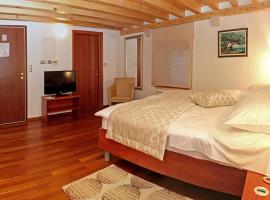 Hotel Monika: Trogir şehrinde bir otel