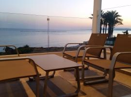 Periyiali Beach Sunset Suite A7、ペリヴォリアのホテル