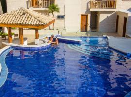 Strand Hotel Guarujá Frente Mar、グアルジャのホテル