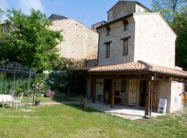 Casa della Strega, готель з парковкою у місті Montegiorgio